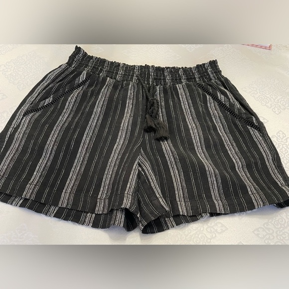 Briggs New York Pants - Briggs women’s black and Gray striped tie front linen blend shorts size medium